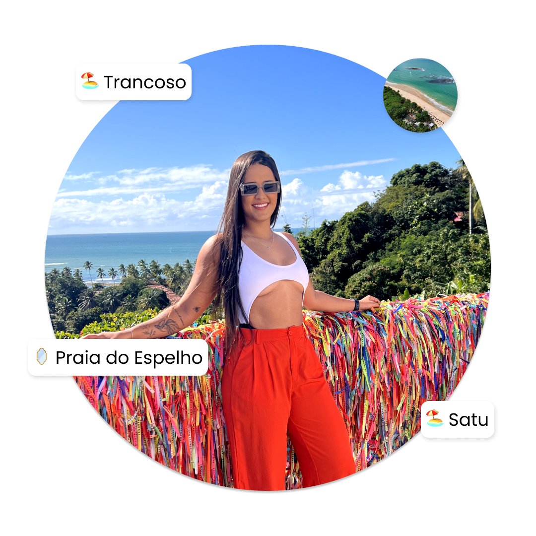 Cliente curtindo o belo passeio em Arraial d'Ajuda, no mirante das fitas, com popups com os nomes Trancoso, Praia do Espelho, Praia do Satu e uma imagem pequena da Praia do Rio Verde