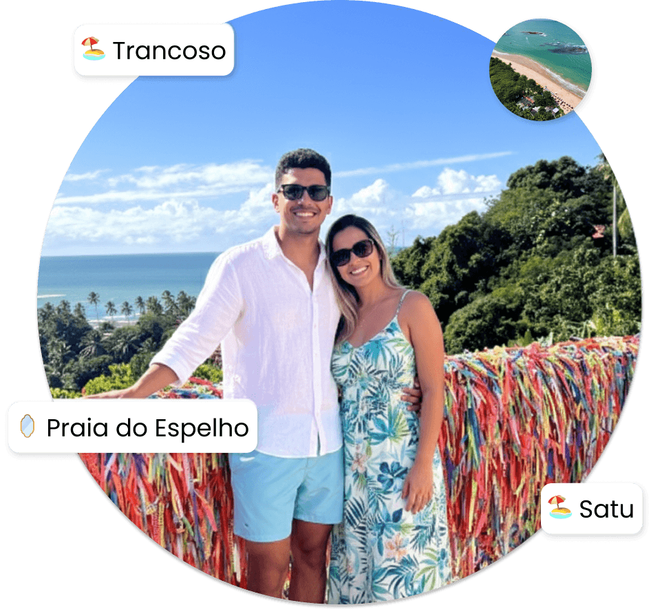 Cliente curtindo o belo passeio em Arraial d'Ajuda, no mirante das fitas, com popups com os nomes Trancoso, Praia do Espelho, Praia do Satu e uma imagem pequena da Praia do Rio Verde